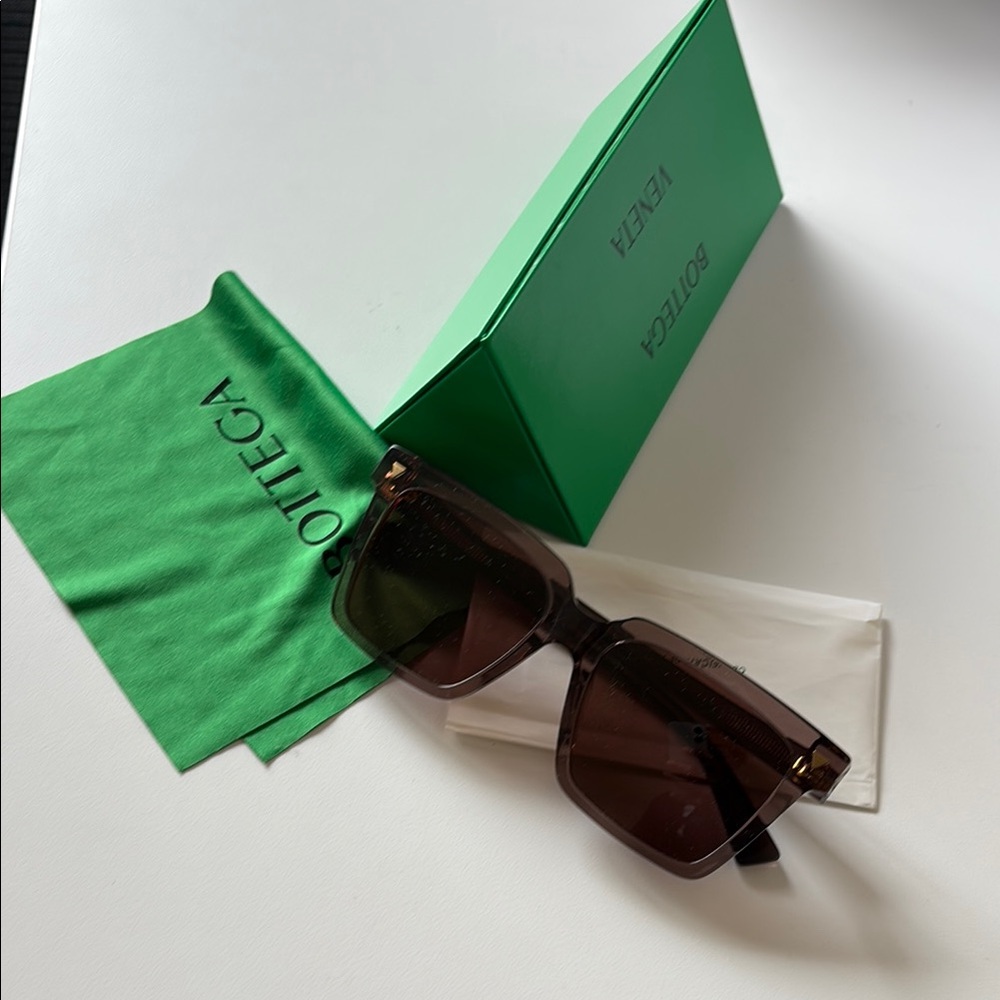 Bottega Veneta sunglass brand new with Emerald Green Case